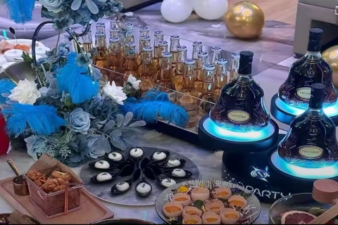 KTV女营销招聘 日薪1500起提供住宿 零经验可入职